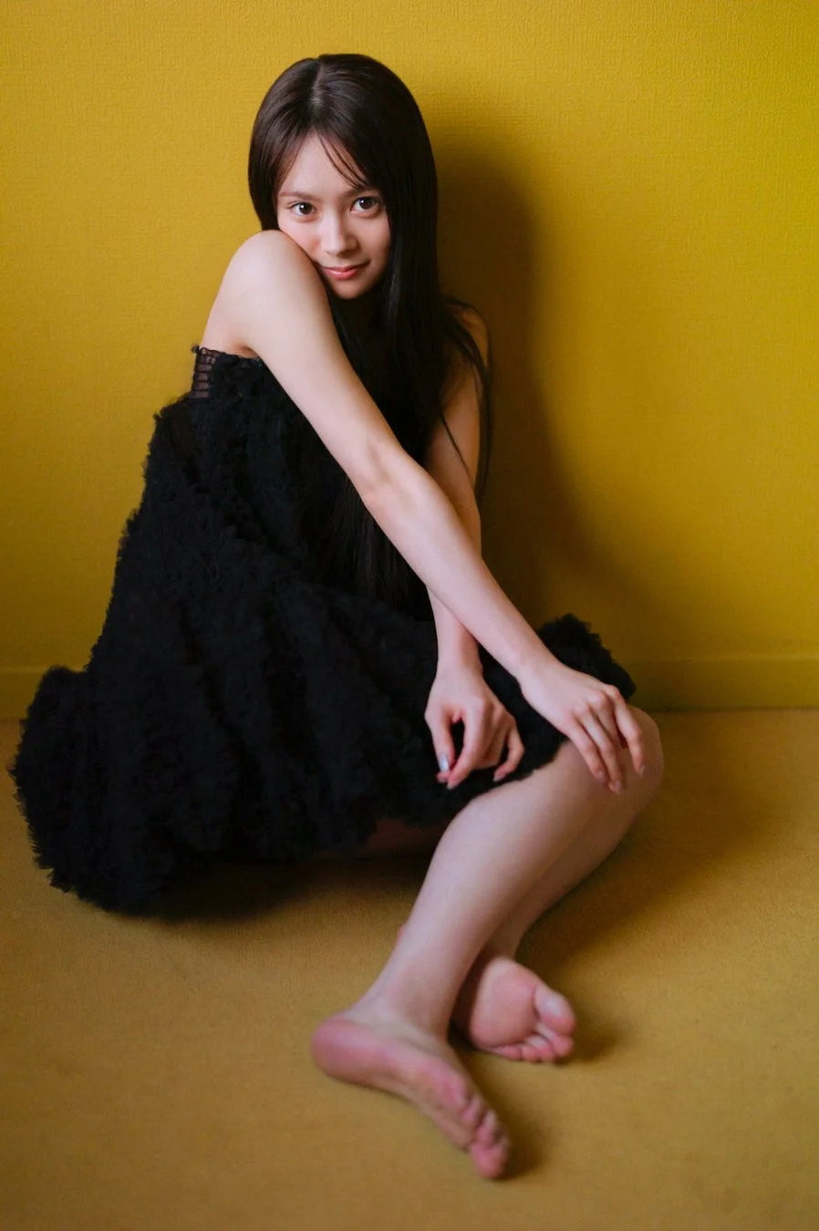 黒いドレスを着て座る伊藤百花さんのポートレート