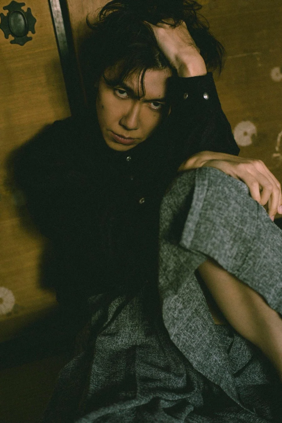 室内で座る男性