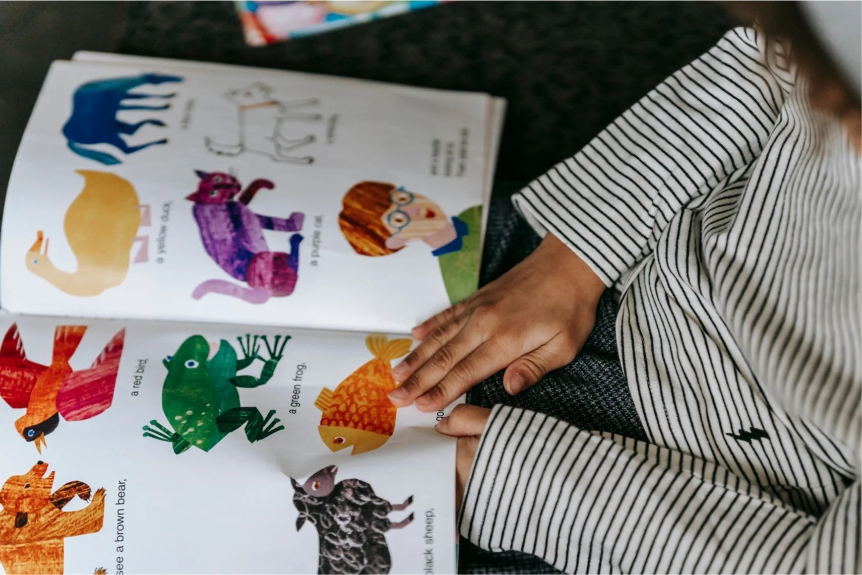 絵本を読む子ども