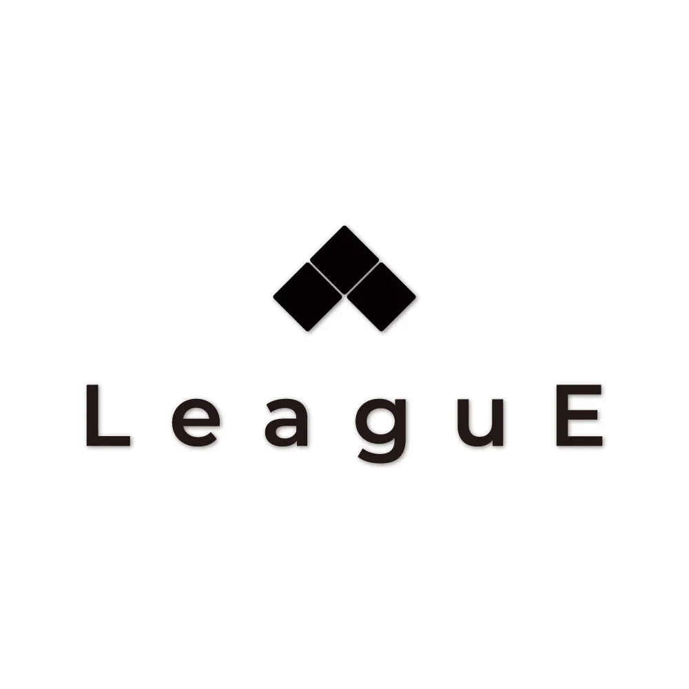 白い背景に、黒い幾何学的な図形と「LeaguE」という文字が配置されたシンプルなロゴマークです