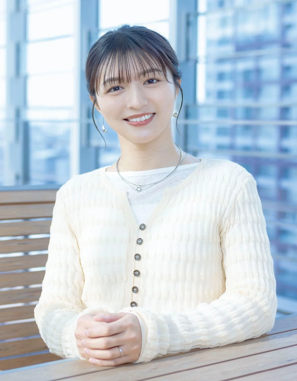 笑顔の清水麻椰アナウンサーのポートレート