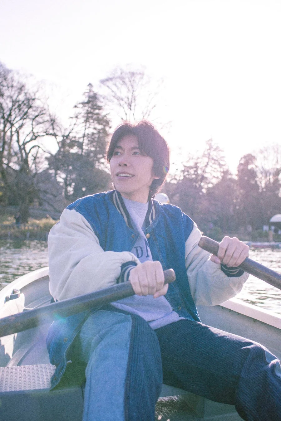 手漕ぎボートに乗る男性