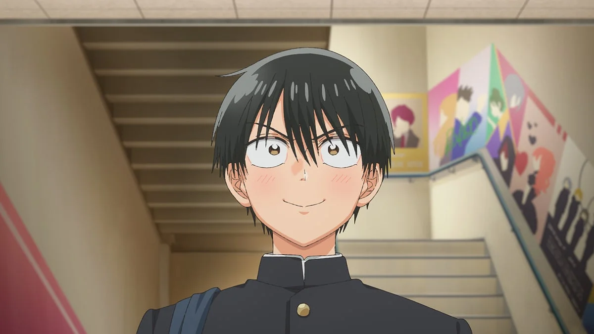 アニメ調の黒髪の男子学生が、学校の階段で制服姿で笑顔を見せている