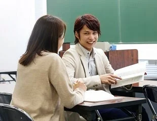 教室で話し合う学生たち