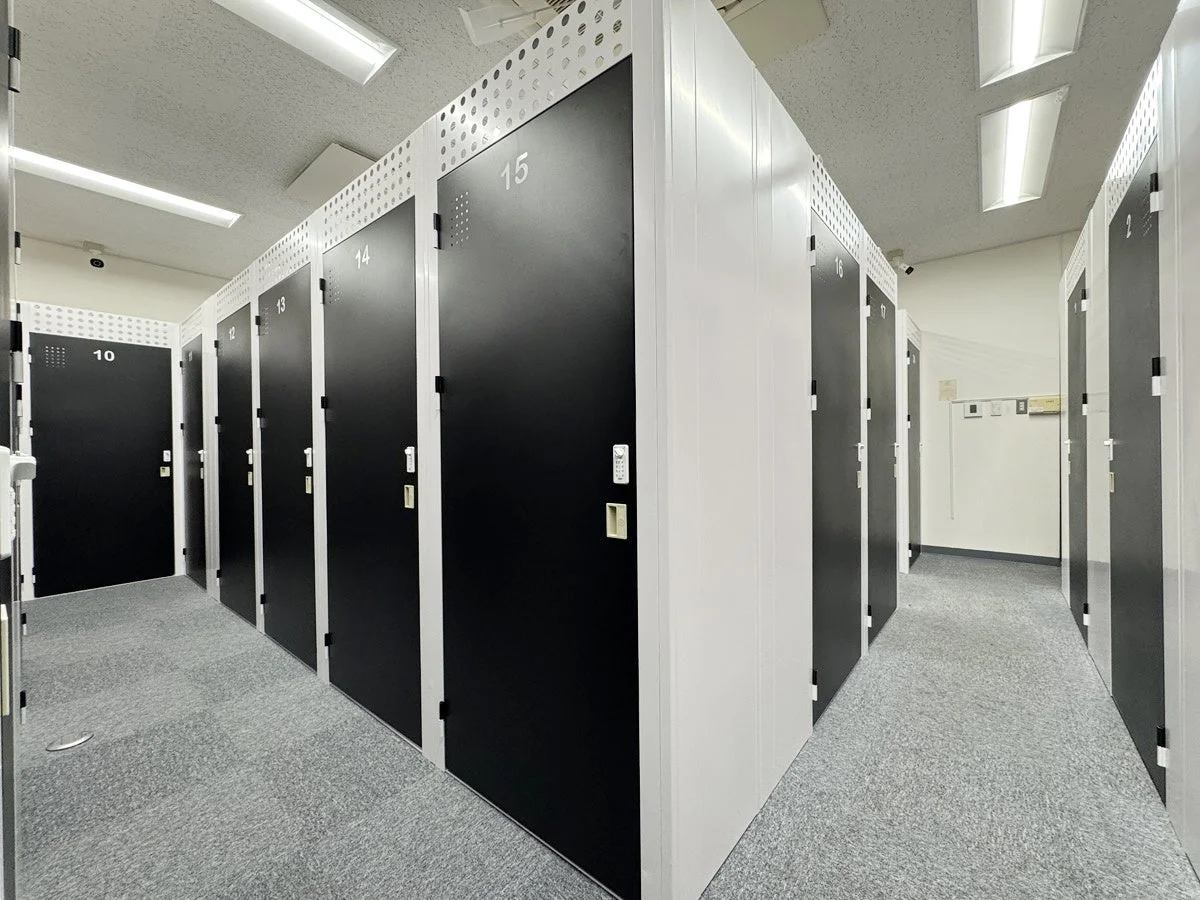 清潔感のあるトランクルーム通路