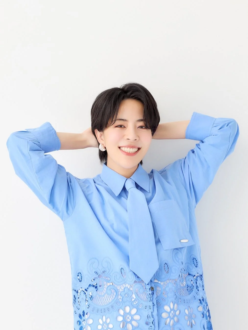 笑顔でポーズをとる篠原かをり氏